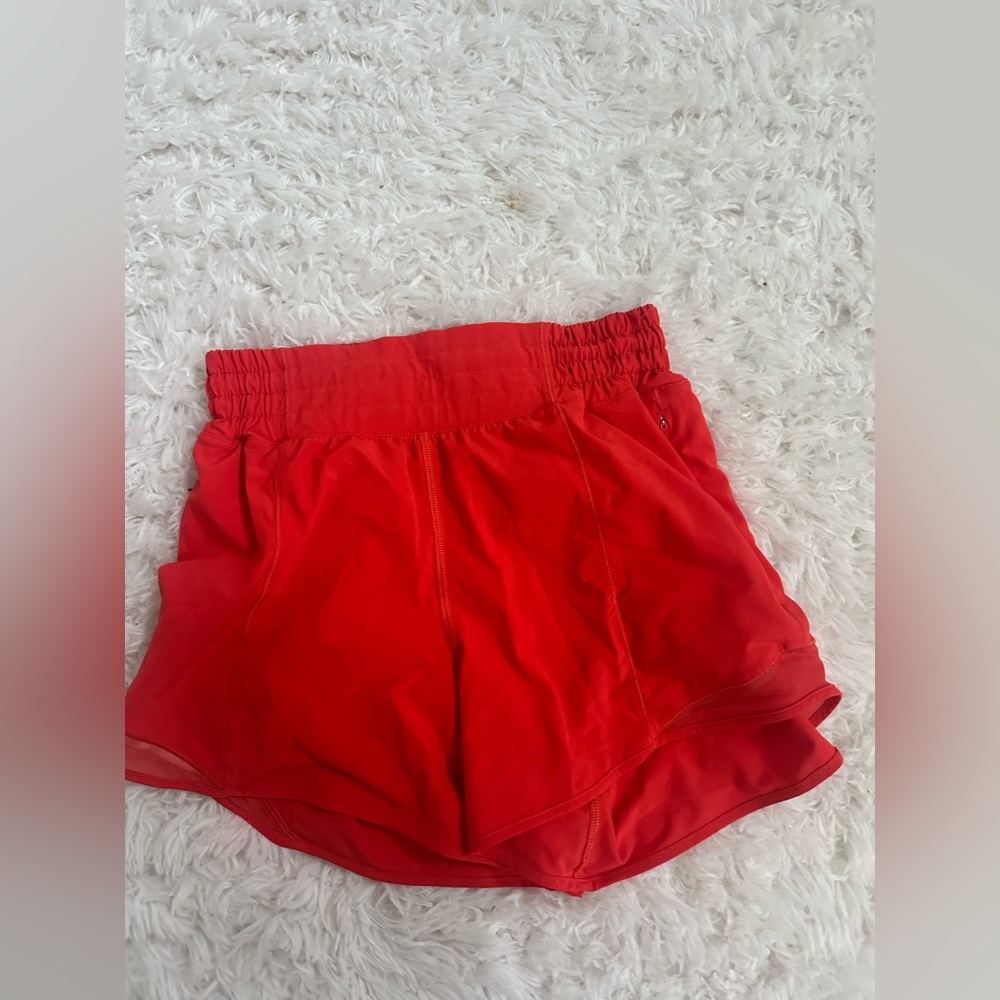 SIZE 4 lululemon Hotty hot high rise lined short 2.5”